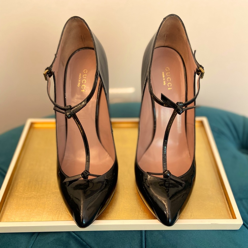 Gucci Patent Leather T-Strap Pump w/Bow Detail, sz 39